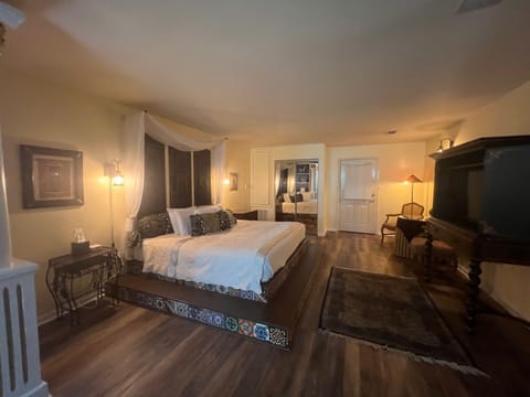 Scheherazade | Individually decorated, individually furnished, desk, iron/ironing board