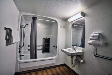 Combined shower/tub, towels