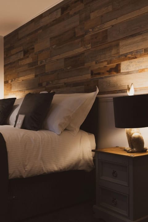 Double Room (Standard Double Room) | Individually decorated, individually furnished, desk, iron/ironing board