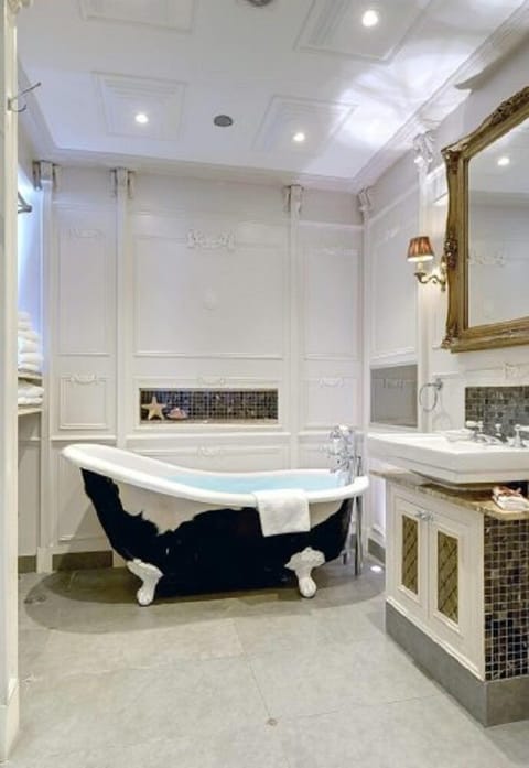 Bathroom | Free toiletries, hair dryer, slippers, towels