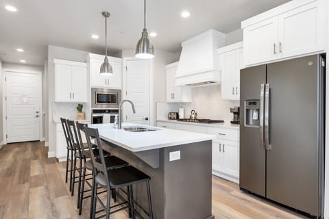 Townhome, 6 Bedrooms | Private kitchen | Fridge, oven, coffee/tea maker, toaster