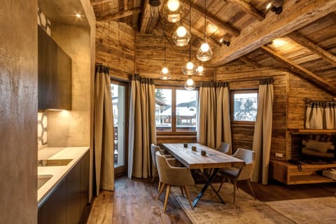 Luxury Suite | Living room | 80-cm flat-screen TV with cable channels, TV