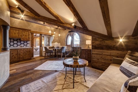 Senior Suite | Living room | 80-cm flat-screen TV with cable channels, TV