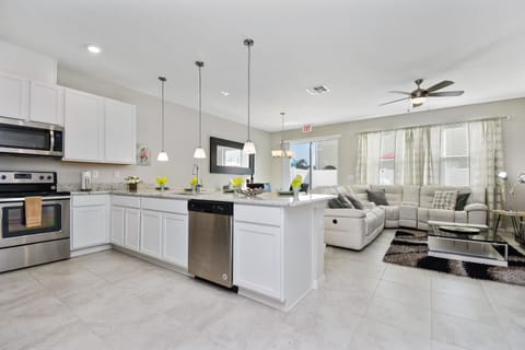 Townhome, 4 Bedrooms | Private kitchen | Full-size fridge, microwave, oven, stovetop