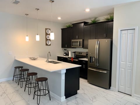 Full-size fridge, microwave, oven, stovetop