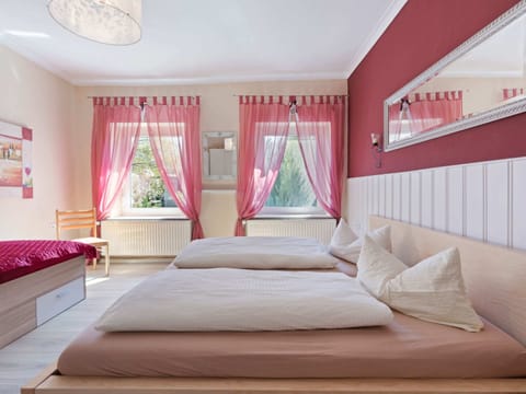 Apartment | 1 bedroom, individually furnished, iron/ironing board, bed sheets