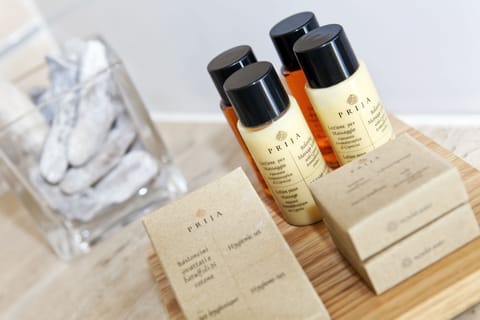 Deluxe Twin Room (Modern) | Bathroom | Shower, towels