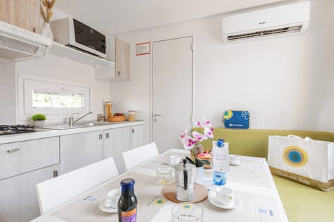 Comfort Mobile Home (Pet Friendly) | Living area | Flat-screen TV, table tennis