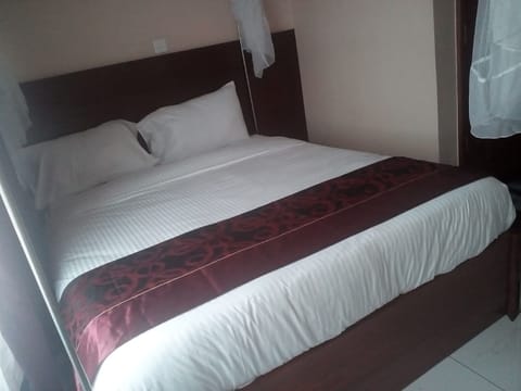 Executive Room | Desk, blackout drapes, free WiFi, bed sheets