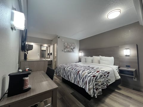 Deluxe Room, 1 King Bed (Smoke Free) | Desk, blackout drapes, free WiFi, bed sheets