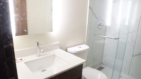 Combined shower/tub, free toiletries, hair dryer, towels