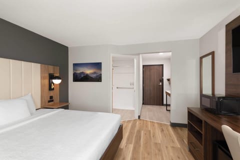 Room, 1 Double Bed, Accessible, Non Smoking (Mobility/Hearing Impaired Accessible) | Premium bedding, pillowtop beds, desk, iron/ironing board