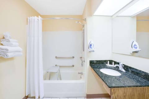 Combined shower/tub, free toiletries, hair dryer, towels