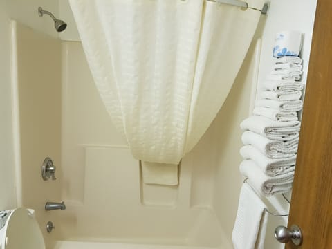 Standard Double Room | Bathroom | Combined shower/tub, free toiletries, hair dryer, towels