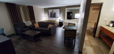 Deluxe Studio Suite, 1 King Bed, Non Smoking | In-room safe, desk, laptop workspace, blackout drapes