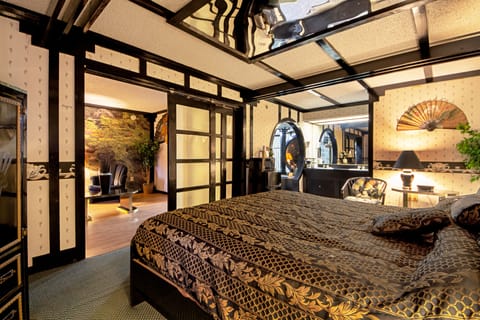 Romantic Room, 1 King Bed, Non Smoking, Hot Tub | Down comforters, desk, free WiFi, bed sheets