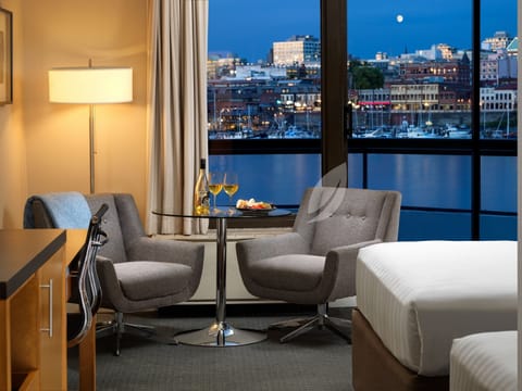 Premium bedding, in-room safe, desk, blackout drapes