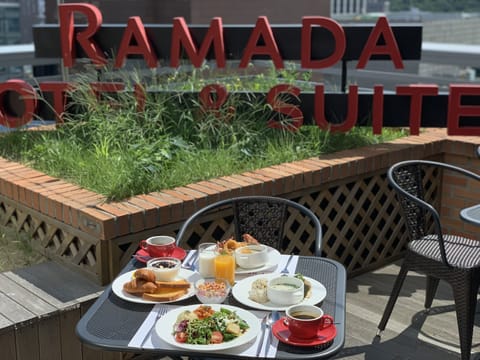 Daily buffet breakfast for a fee