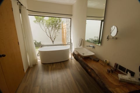 Suite with garden, hammock and water mirror | Bathroom | Designer toiletries, bathrobes, slippers, towels