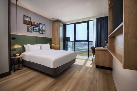 Room, 1 Queen Bed, Accessible | Hypo-allergenic bedding, in-room safe, desk, laptop workspace