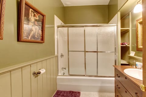 Mauve Room | Bathroom | Towels, soap, shampoo, toilet paper