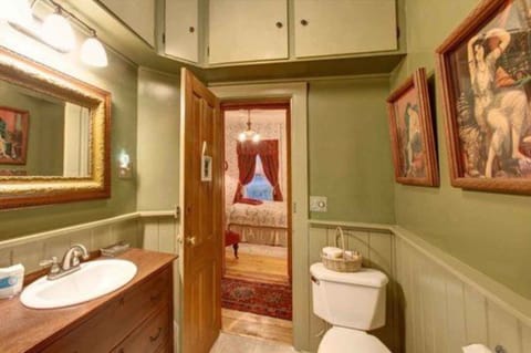 Towels, soap, shampoo, toilet paper