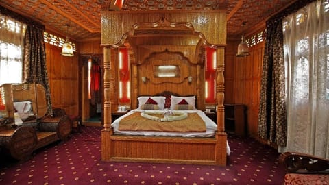 In-room safe, desk, WiFi (free), bed sheets
