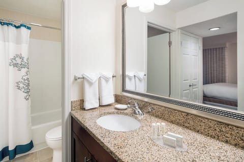 Combined shower/tub, free toiletries, hair dryer, towels