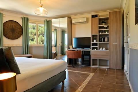 Junior Suite | Premium bedding, minibar, in-room safe, blackout drapes