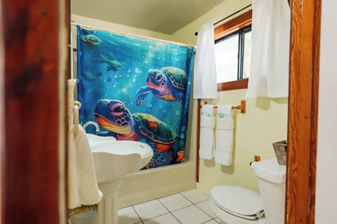 Exclusive Cabin, Ocean View, Beachfront | Bathroom | Shower, hydromassage showerhead, free toiletries, towels