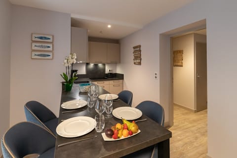 Fridge, oven, dishwasher, coffee/tea maker