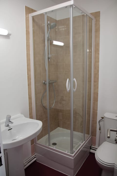 Single Room | Shared bathroom