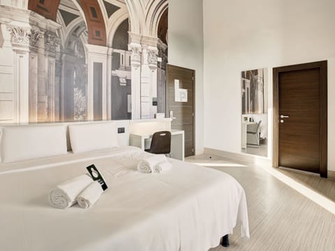 Standard Double Room | Hypo-allergenic bedding, down comforters, in-room safe, desk