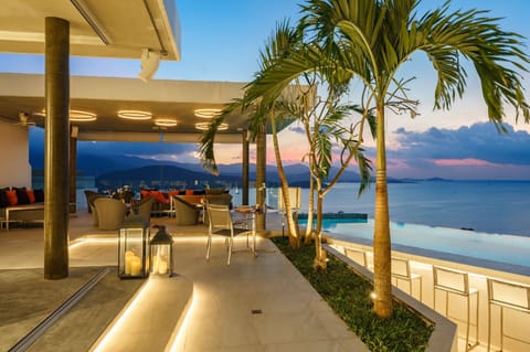 Poolside bar