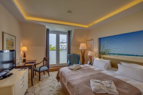 Hypo-allergenic bedding, in-room safe, blackout drapes, free WiFi