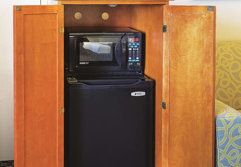 Premium bedding, desk, iron/ironing board, free cribs/infant beds