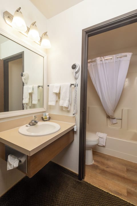 Combined shower/tub, free toiletries, towels