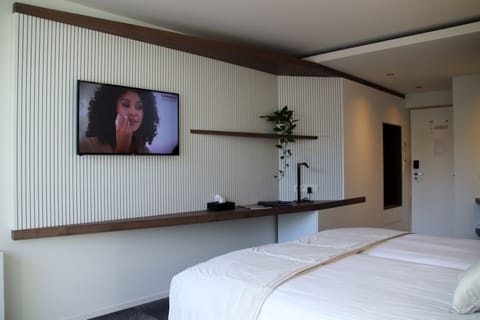 Classic Twin Room, 2 Twin Beds, Garden View, Garden Area | Minibar, in-room safe, desk, laptop workspace