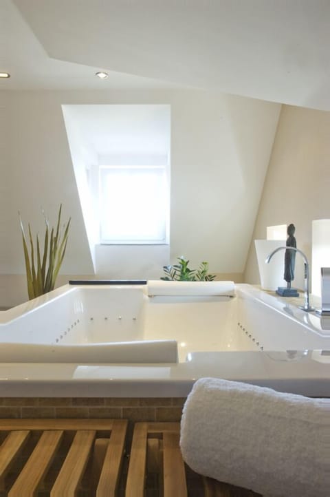 Sauna, Turkish bath, body treatments, body wraps, body scrubs, facials