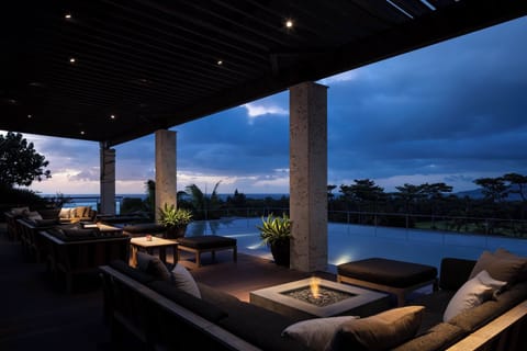 Lobby lounge, ocean view, open daily