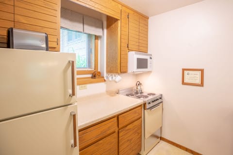 Standard Suite, 1 Queen Bed, Non Smoking (One Bedroom) | Private kitchen | Fridge, microwave, stovetop, dishwasher