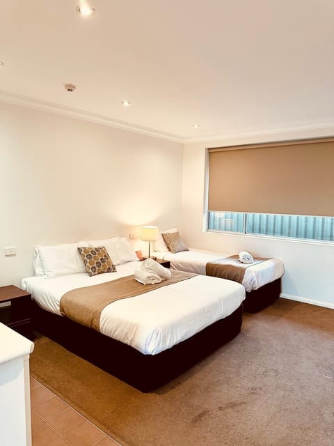 Triple Room, Kitchenette | Iron/ironing board, free WiFi, bed sheets