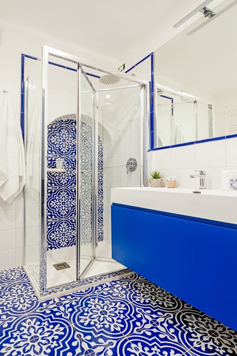 Shower, rainfall showerhead, free toiletries, hair dryer