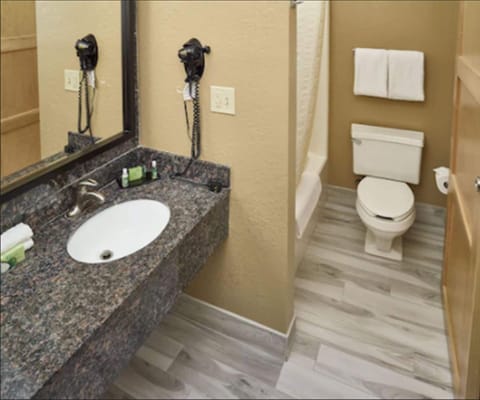 Combined shower/tub, free toiletries, hair dryer, towels