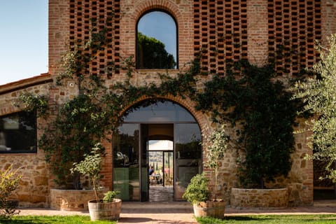 Breakfast, lunch, dinner served; Regional cuisine