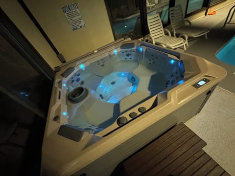 Indoor spa tub
