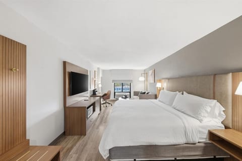 Standard Room, 1 King Bed | Premium bedding, in-room safe, desk, blackout drapes