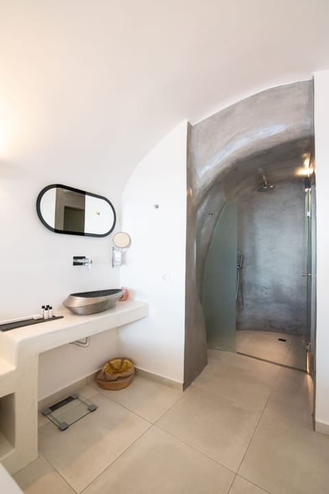 Junior Cave Suite, Caldera View, Outdoor Hot Tub | Bathroom | Shower, rainfall showerhead, designer toiletries, hair dryer