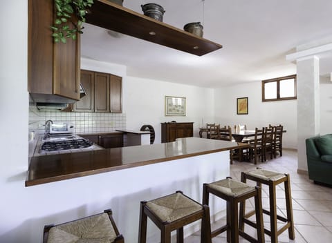 Stovetop, espresso maker, coffee/tea maker, cookware/dishes/utensils