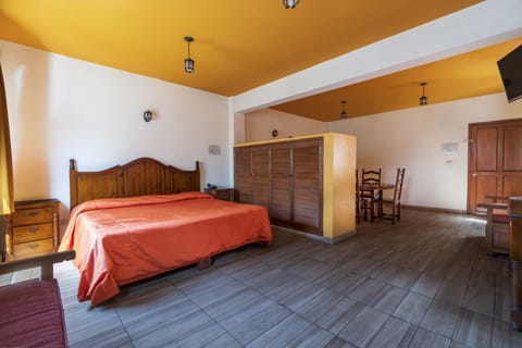 Business Studio Suite | Laptop workspace, iron/ironing board, free WiFi, bed sheets